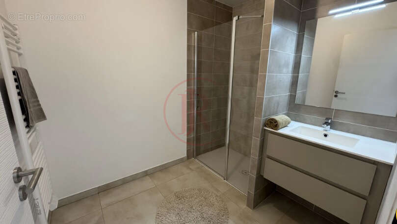 Appartement à VIC-LA-GARDIOLE