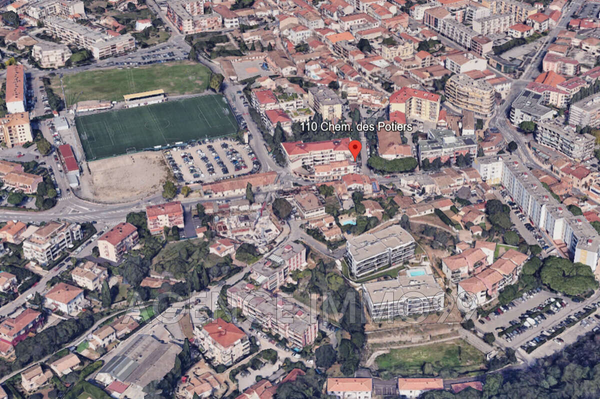 Parking à VALLAURIS