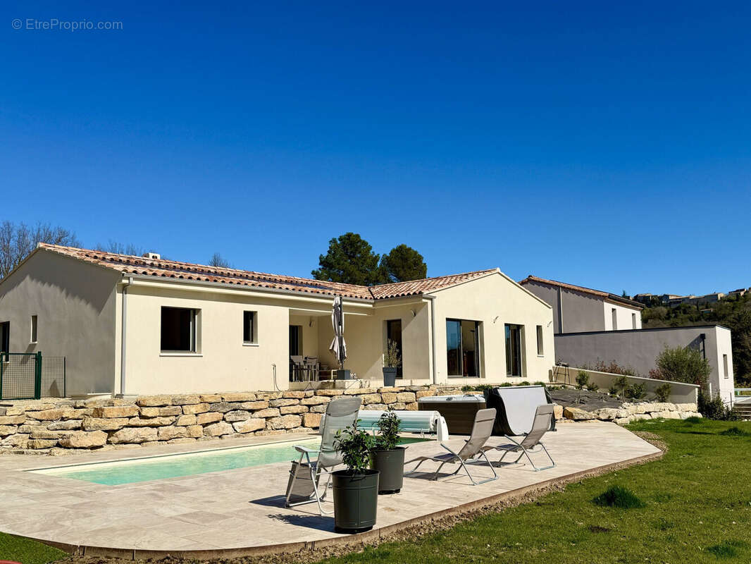 Dickjan POPPEMA d'eXp France vous propose une villa quasiment neuve avec 3 chambres, piscine, grand jardin - Maison à PIERREVERT