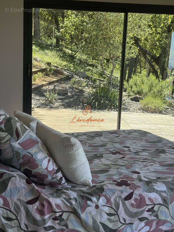 Dominant les hauteurs d'Allan, cette villa ne ressemble à aucune autre - photo 9