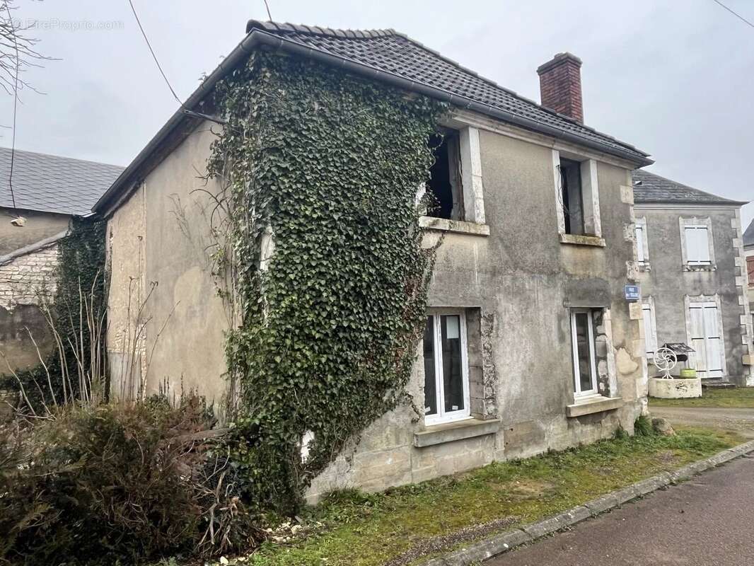 Maison à AZY