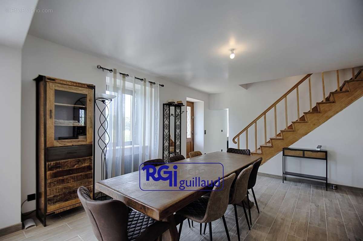 Maison à SAINT-DIDIER-DE-LA-TOUR