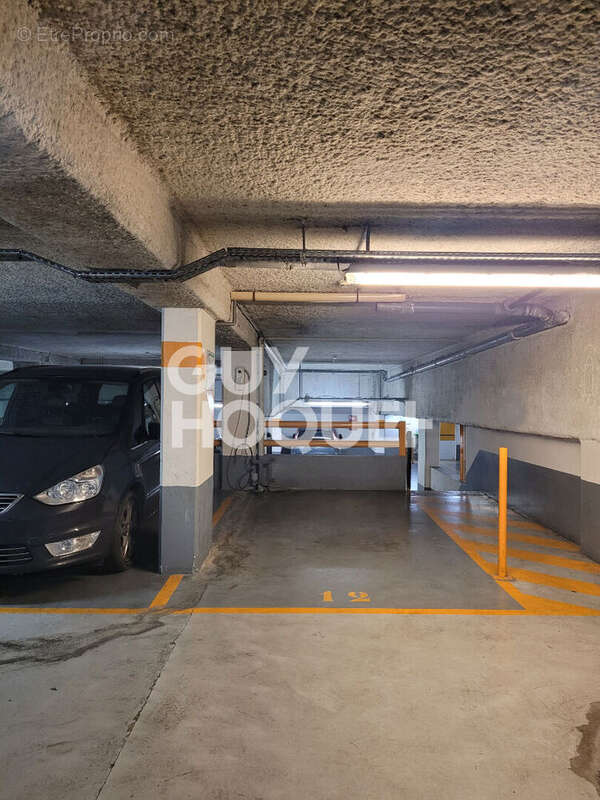 Parking à PARIS-9E
