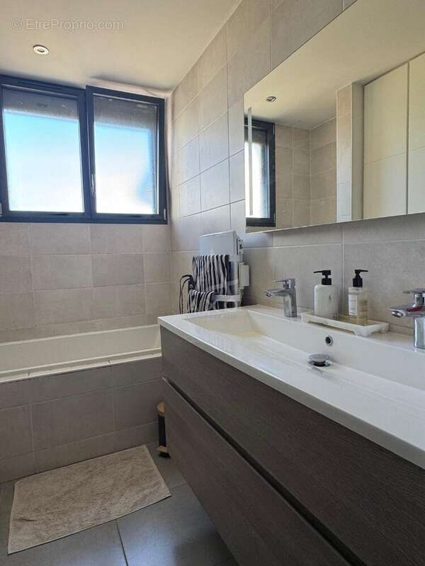 Maison familiale plain-pied: 3 chambres, terrain de 1 300 m², centre de Saint-Yzan-de-Soudiac - photo 16
