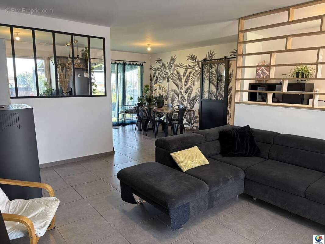 Maison à NIVOLAS-VERMELLE