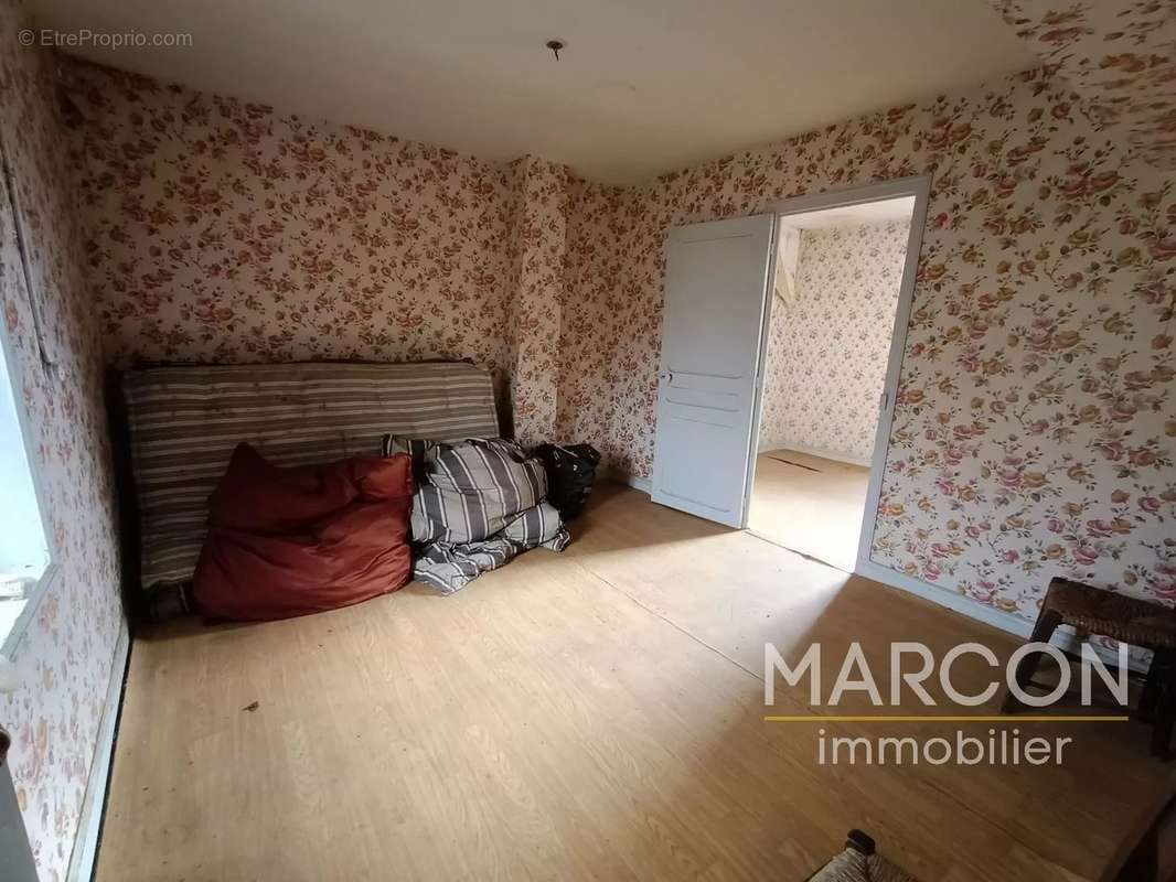 Maison à SAINT-HILAIRE-LE-CHATEAU