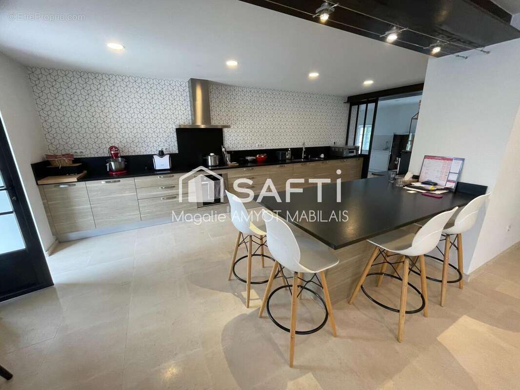 Maison 234 m² à Challignac  - photo 3