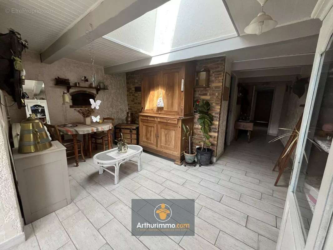 Maison à SAINT-CYR-DU-DORET