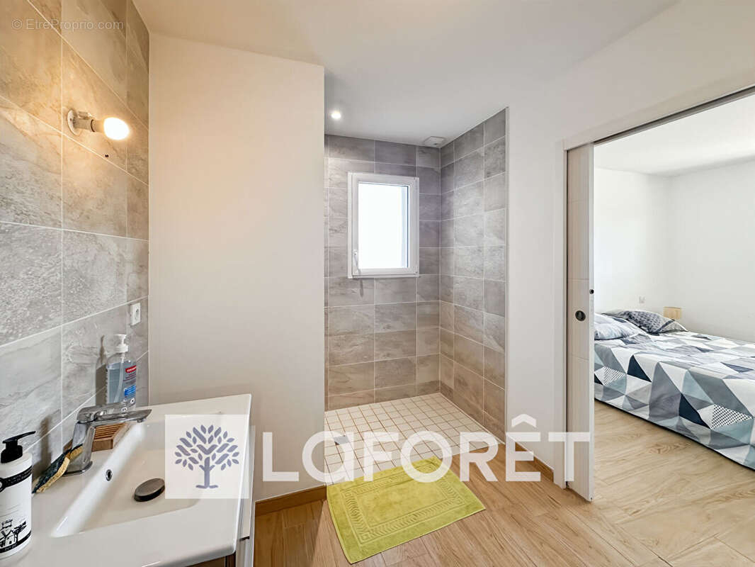 Maison contemporaine 2020 - 199 m² - 4 chambres - Terrain 999 m² entre SAINTES (17100), PONS (17800) et COGNAC (16100) - photo 13