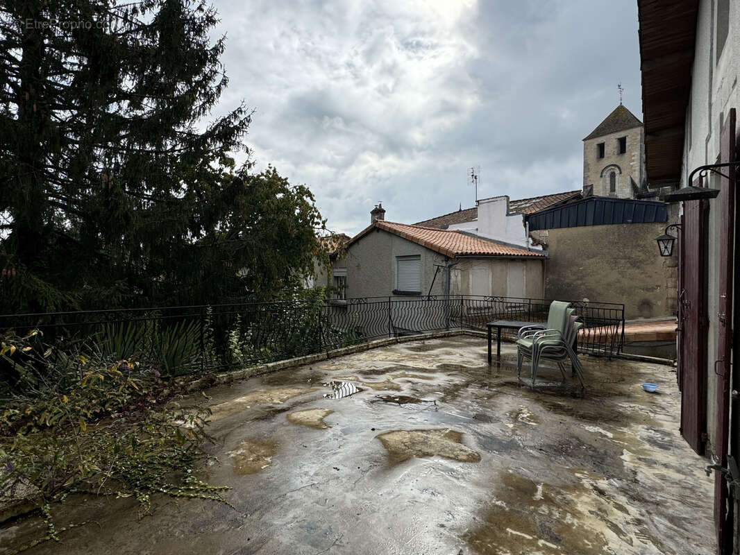Appartement à BARBEZIEUX-SAINT-HILAIRE