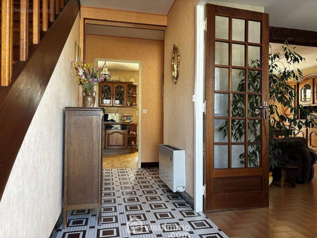L'entrée ouvre sur,