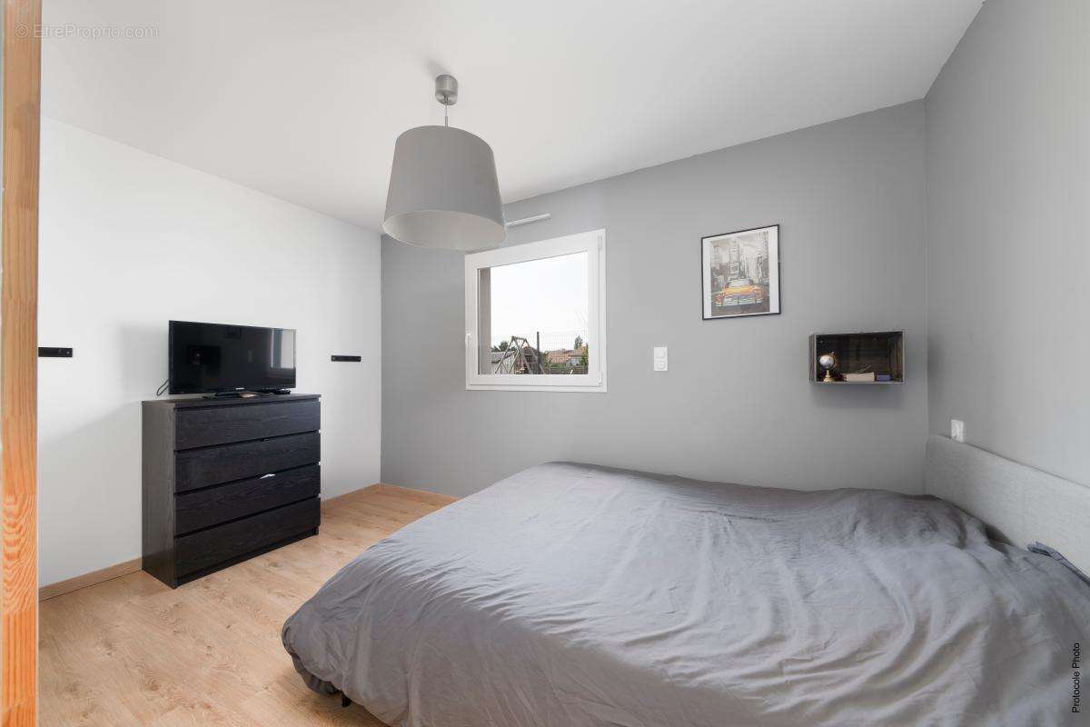 Saint-Sauveur – Aux portes de Bruguières  Villa contemporaine de plain-pied de 2018 – 4 chambres – Terrain de plus de 1 000 m² – - photo 9