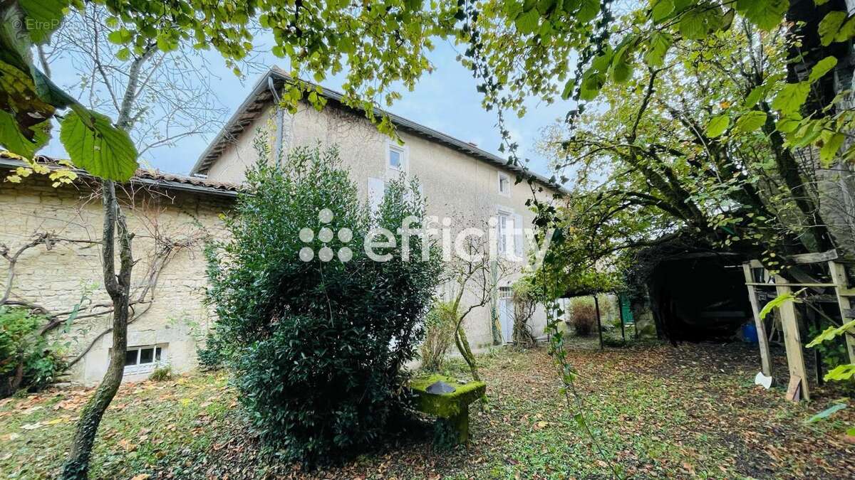 Maison 329 m² à Fontaine-Chalendray  - photo 3