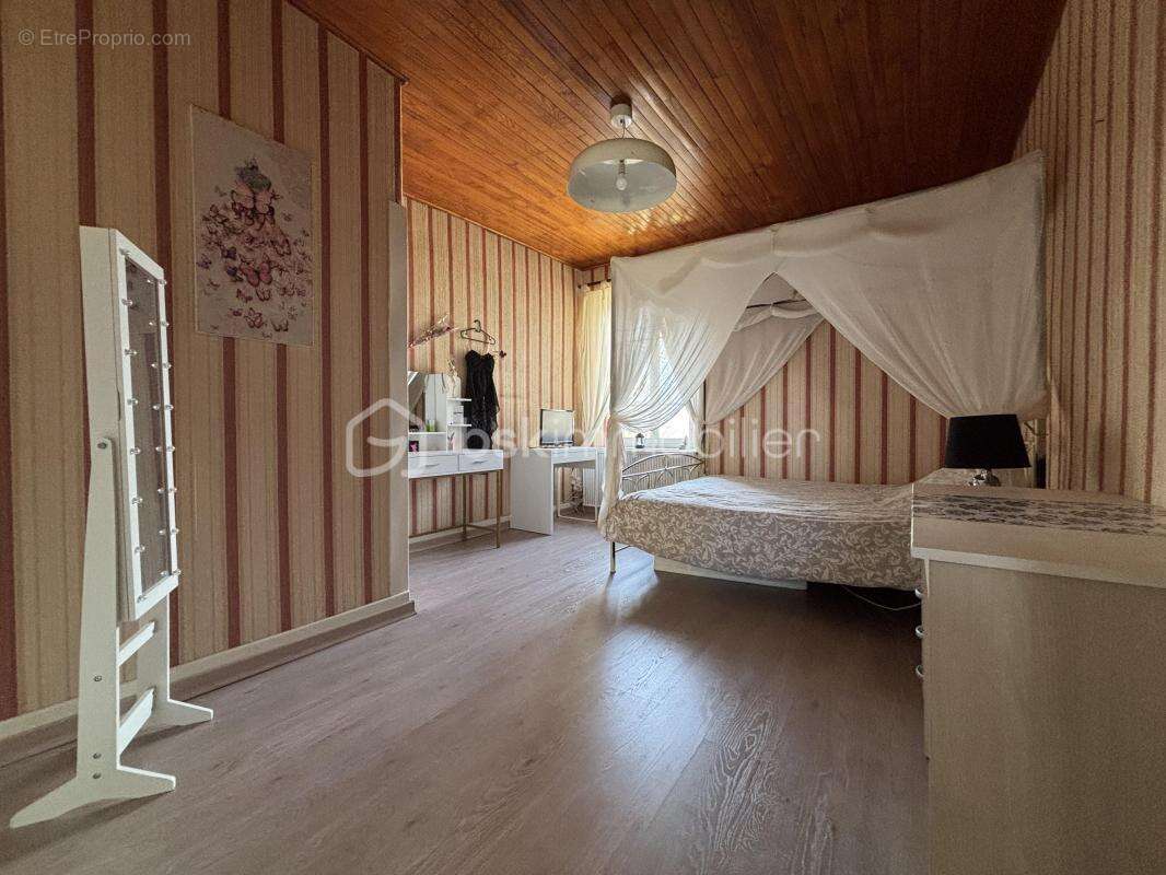 À découvrir sur la commune de Sainte-Hélène-du-Lac, entre Grenoble, Albertville et Chambéry une maison de 272m² F7 - photo 8