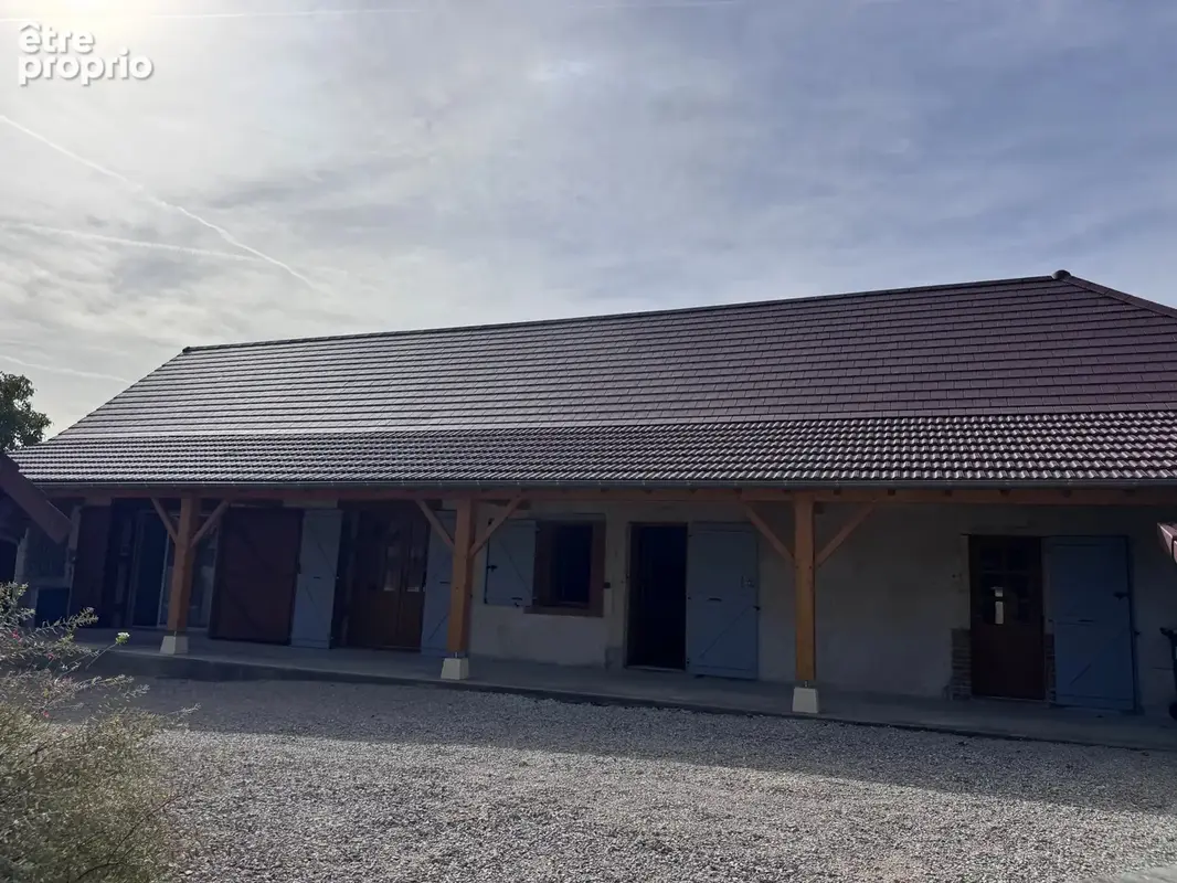 Ferme rénovée – 3 chambres – terrain de plus de 6 600 m² – bord de rivière - photo 2