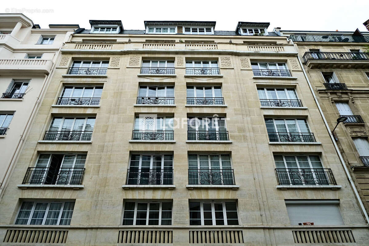 75015 MONTPARNASSE / PASTEUR / VOLONTAIRE Étage élevé - Vue dégagée sans vis-à-vis - Vue Tour Eiffel - Lumineux - Duplex clé en  - photo 9