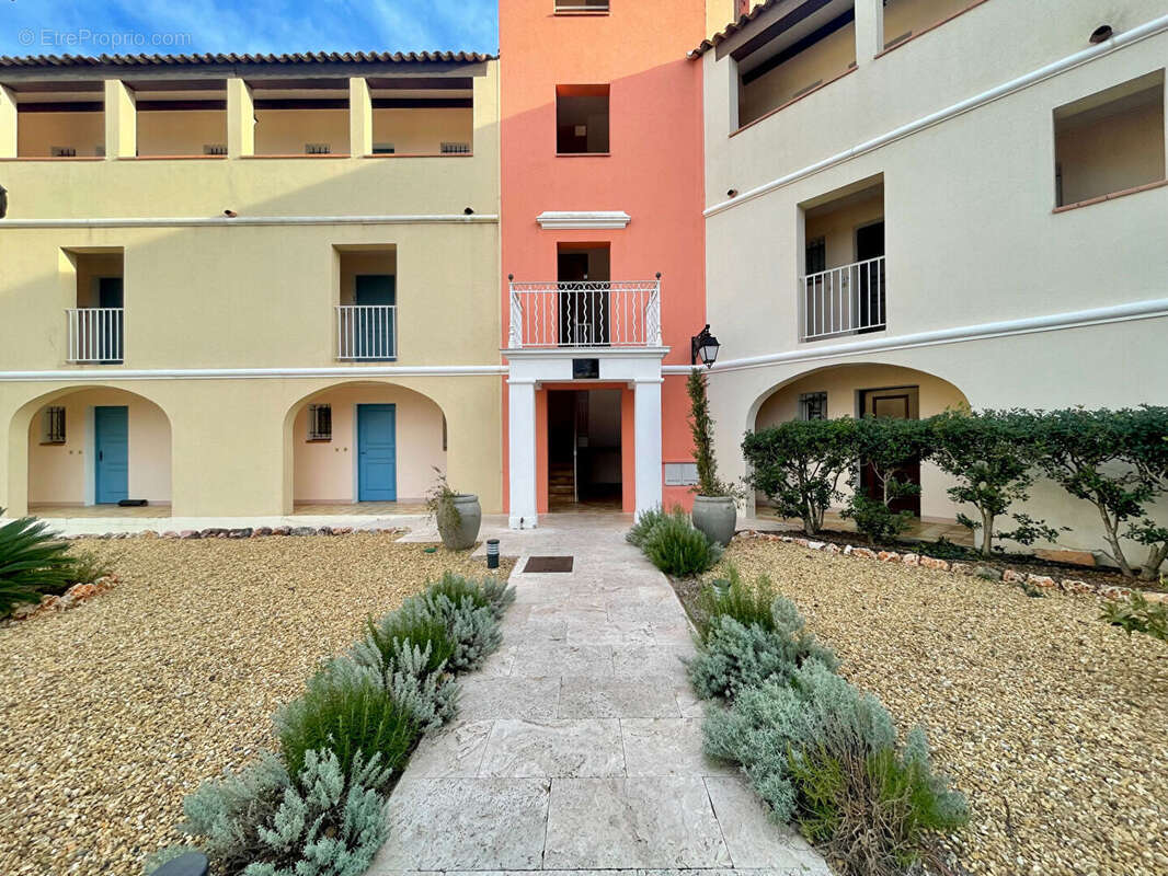 Appartement à ROQUEBRUNE-SUR-ARGENS
