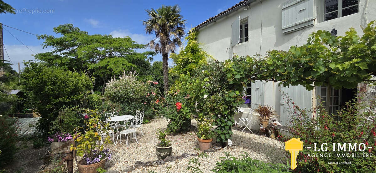 Maison à SAINT-THOMAS-DE-CONAC