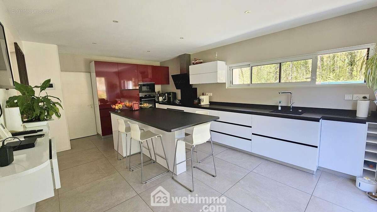 La cuisine de 22 m² entièrement équipée.