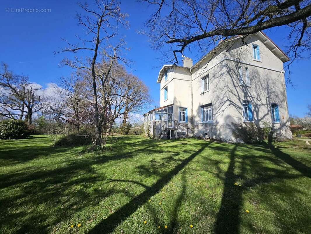 Maison à MONTROND-LES-BAINS