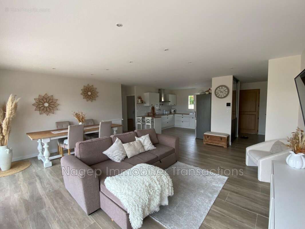 Maison à SAINT-REMY-EN-ROLLAT