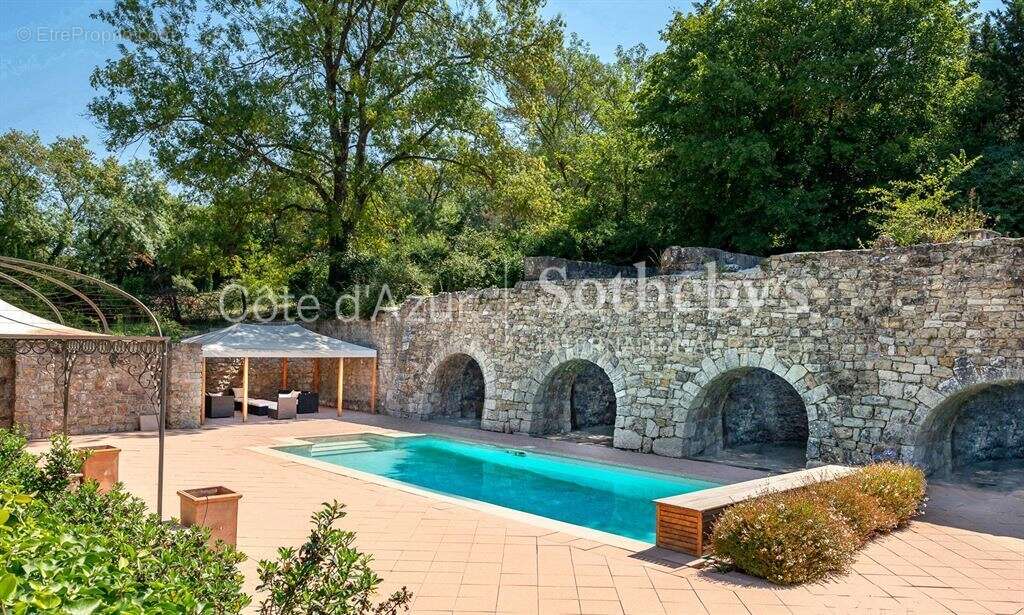 Maison à CHATEAUNEUF-GRASSE