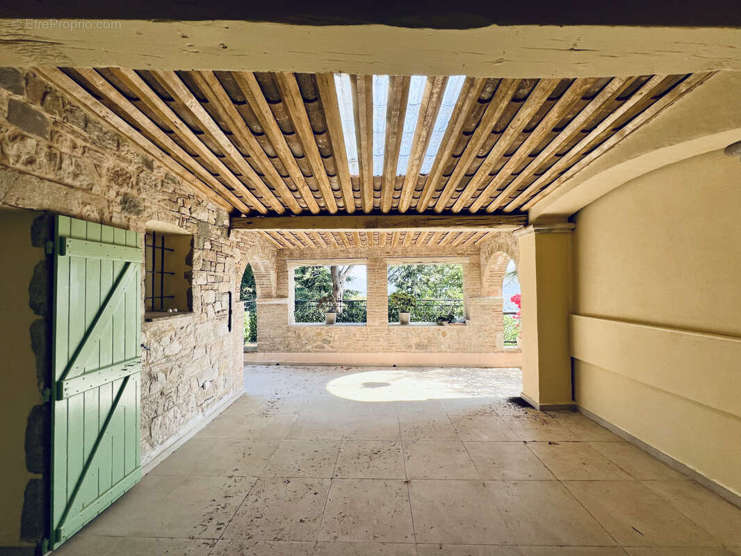 Appartement à SAINT-LAURENT-DU-VAR