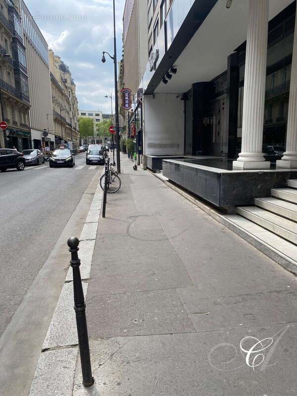 Parking 12 m² à Paris-8e  - photo 6