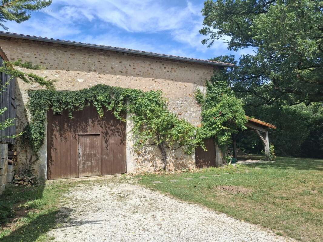 Maison 219 m² à Chasseneuil-Sur-Bonnieure  - photo 9