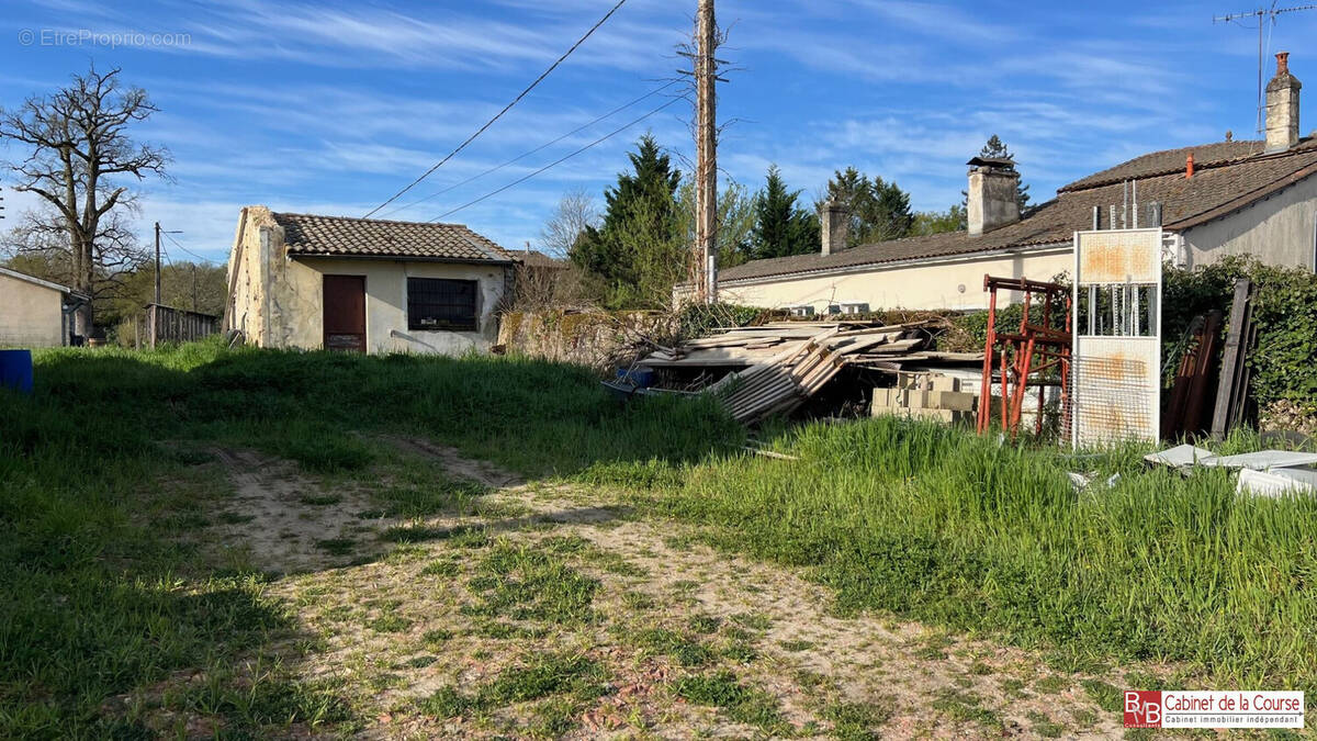 Terrain à SAINT-MORILLON