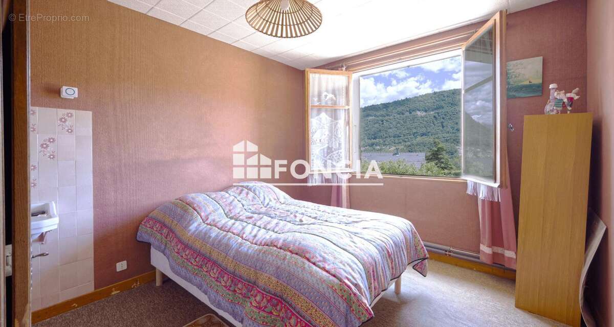 EXCLUSIVITE FONCIA MONTAGNOLE Maison familiale 187m² - 6 chambres - 1400m² - Fort potentiel - photo 12