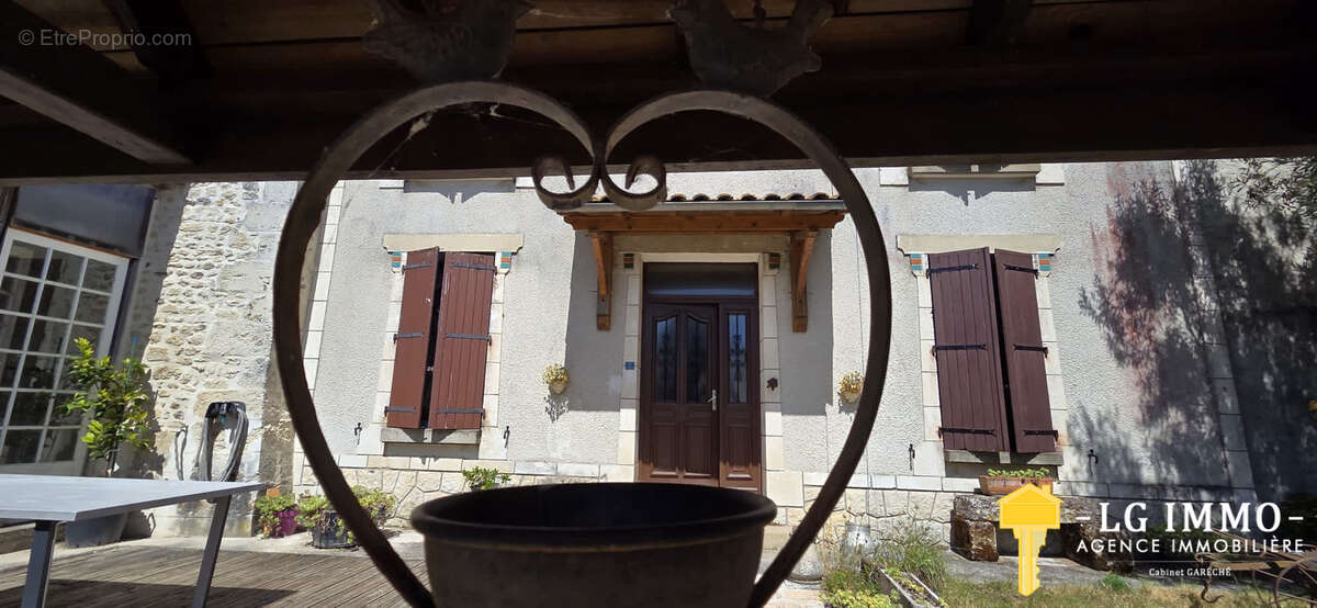 Maison charentaise 206 m2, 5 chambres, grandes dépendances, jardin - photo 2