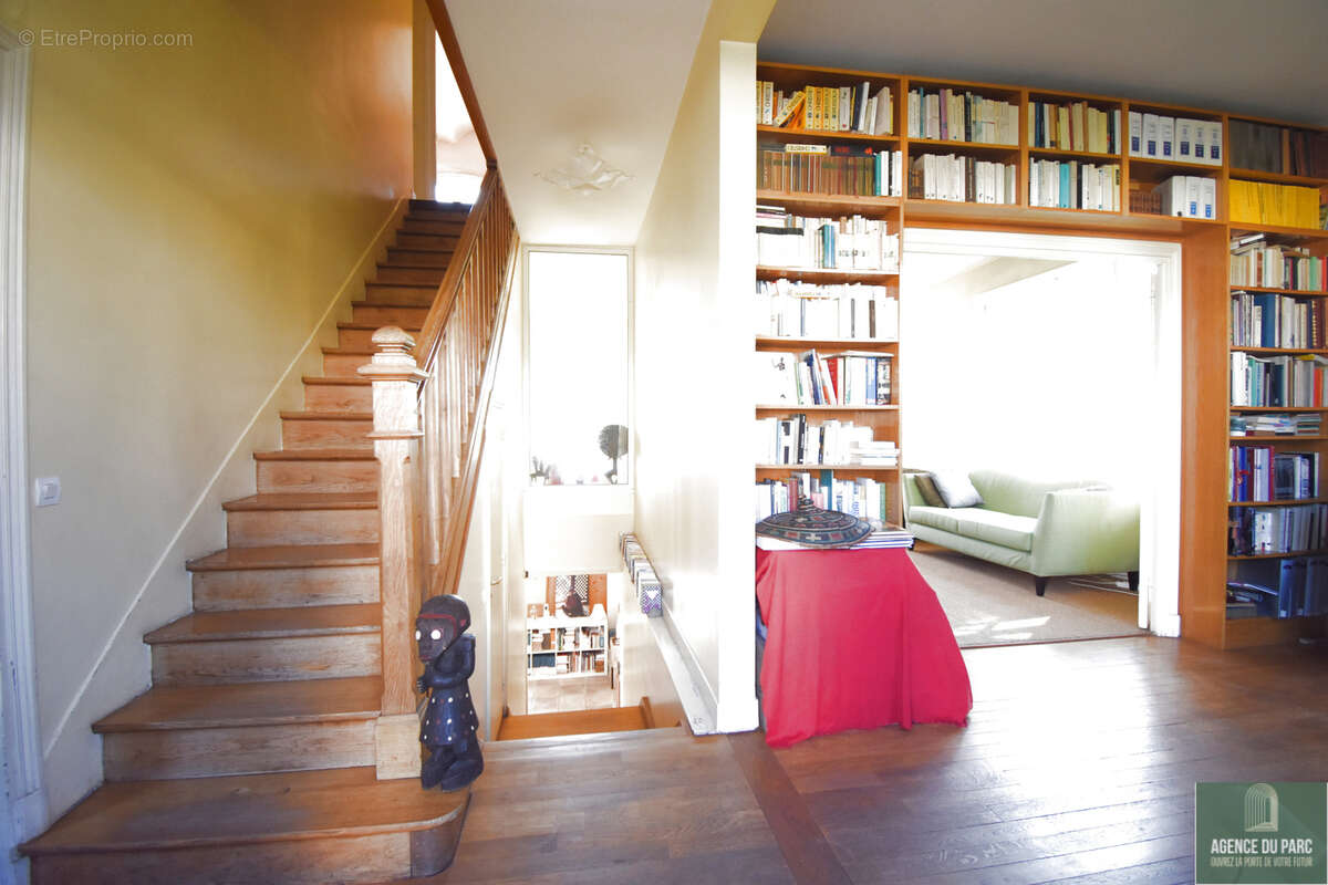 Maison à MARNES-LA-COQUETTE