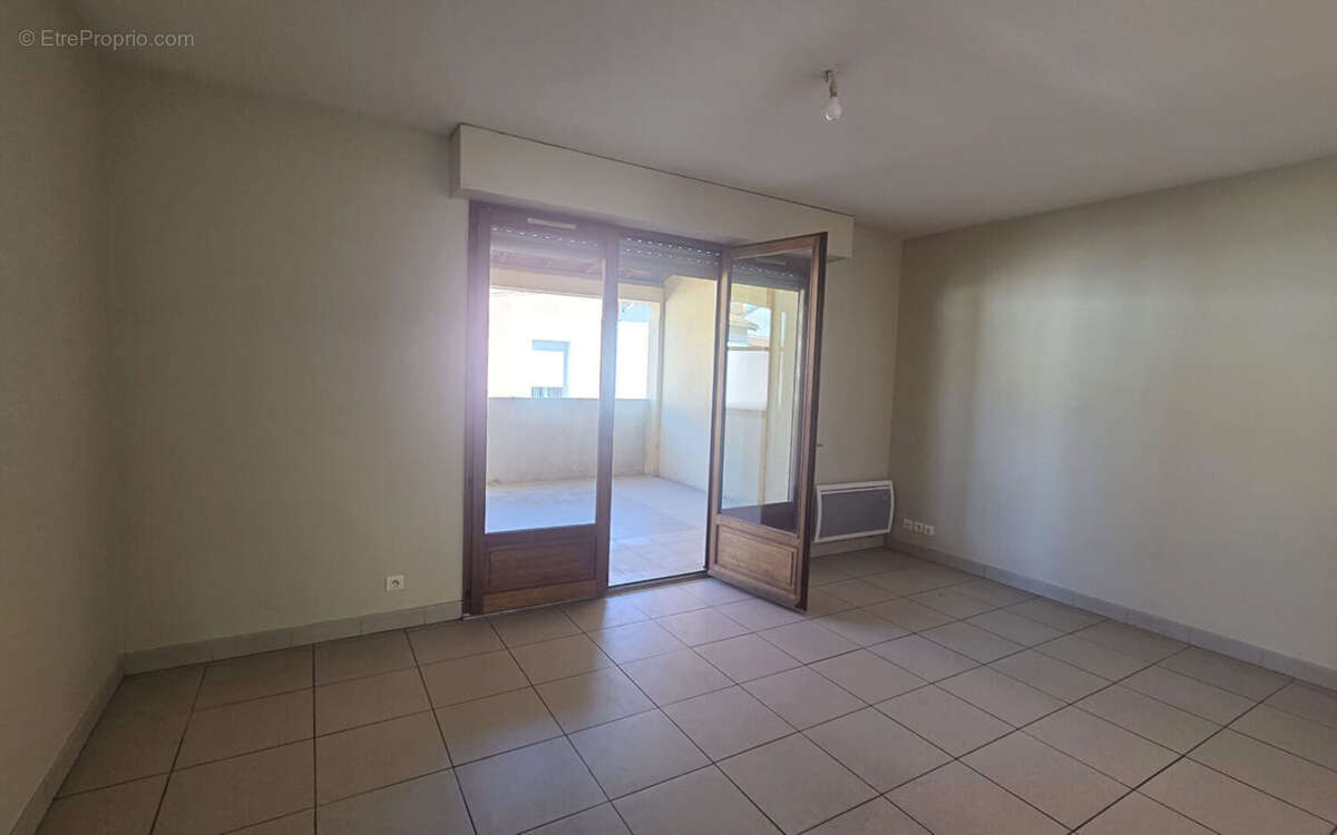 Appartement Montauban  T2, une chambre, une grande terrasse et un garage - photo 3