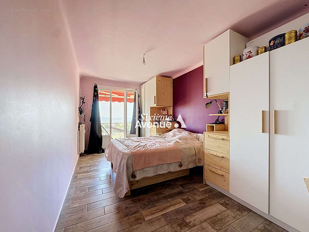 A vendre à Grasse spacieux 4 pièces de 81 m2 avec deux balcons, cave, vue dégagée. - photo 5