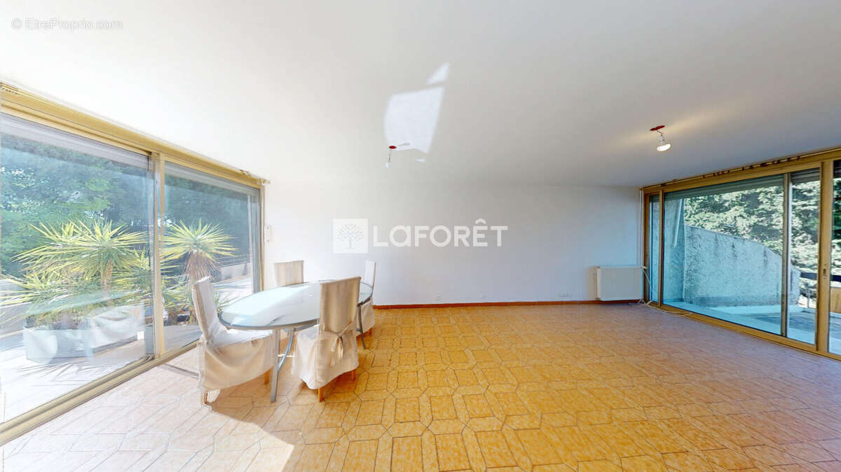 Appartement à LA FARE-LES-OLIVIERS