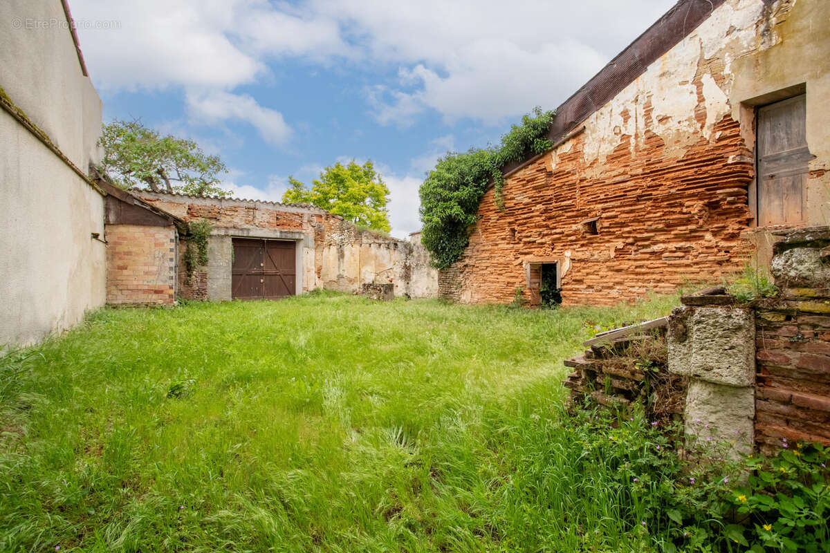 Maison de village à rénover avec jardin et garage - photo 9