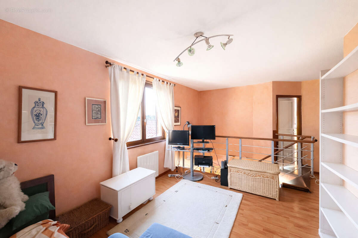 Maison à SAINT-GENIS-LES-OLLIERES