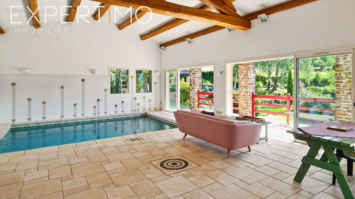 Propriété comprenant deux maisons dont une avec piscine intérieure chauffée - photo 7