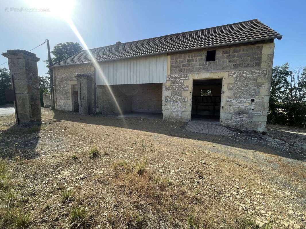 Maison en pierre à rénover entièrement - photo 9