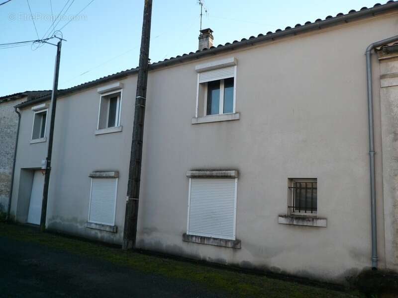  BALLANS (17) A Vendre MAISON de VILLAGE Rénovée à Aménager  - photo 2