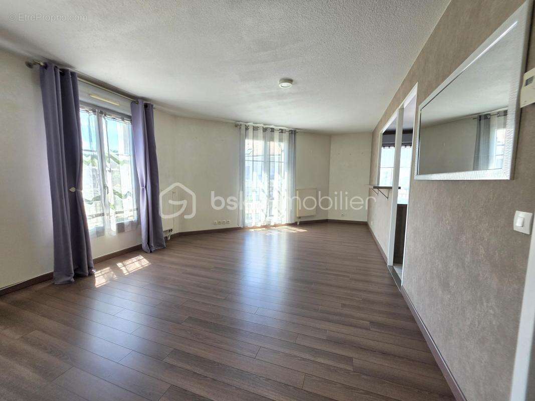 Appartement à VAUJOURS
