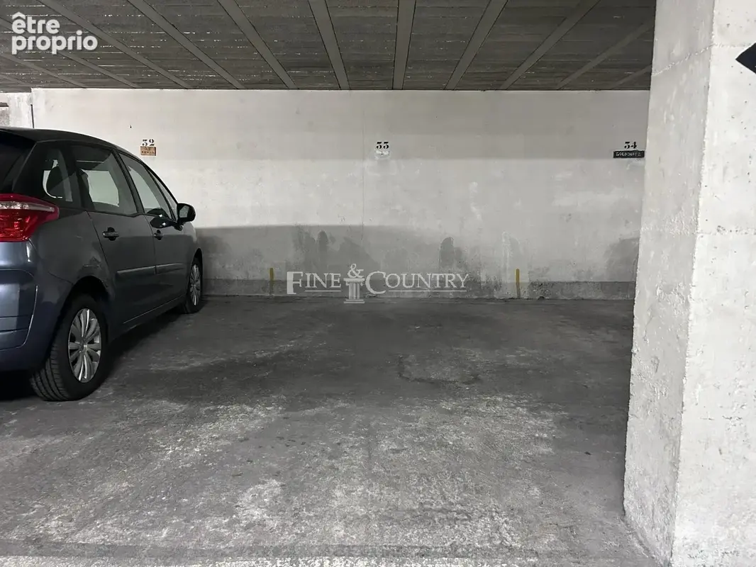 Parking à vendre – Centre-ville, secteur Banane - photo 1