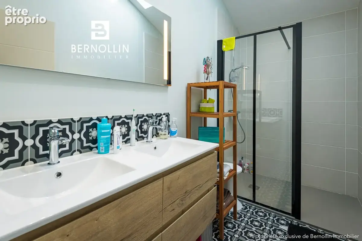 Authentique maison en pierre entièrement rénovée, 244 m2, 6 chambres, avec garage et terrain clos à Cuisiat - photo 12