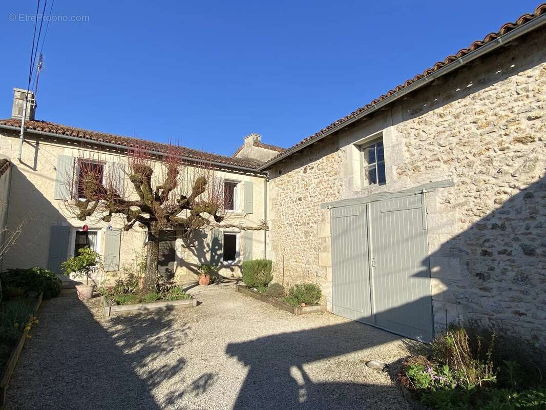 Maison à FONTAINE-LE-COMTE