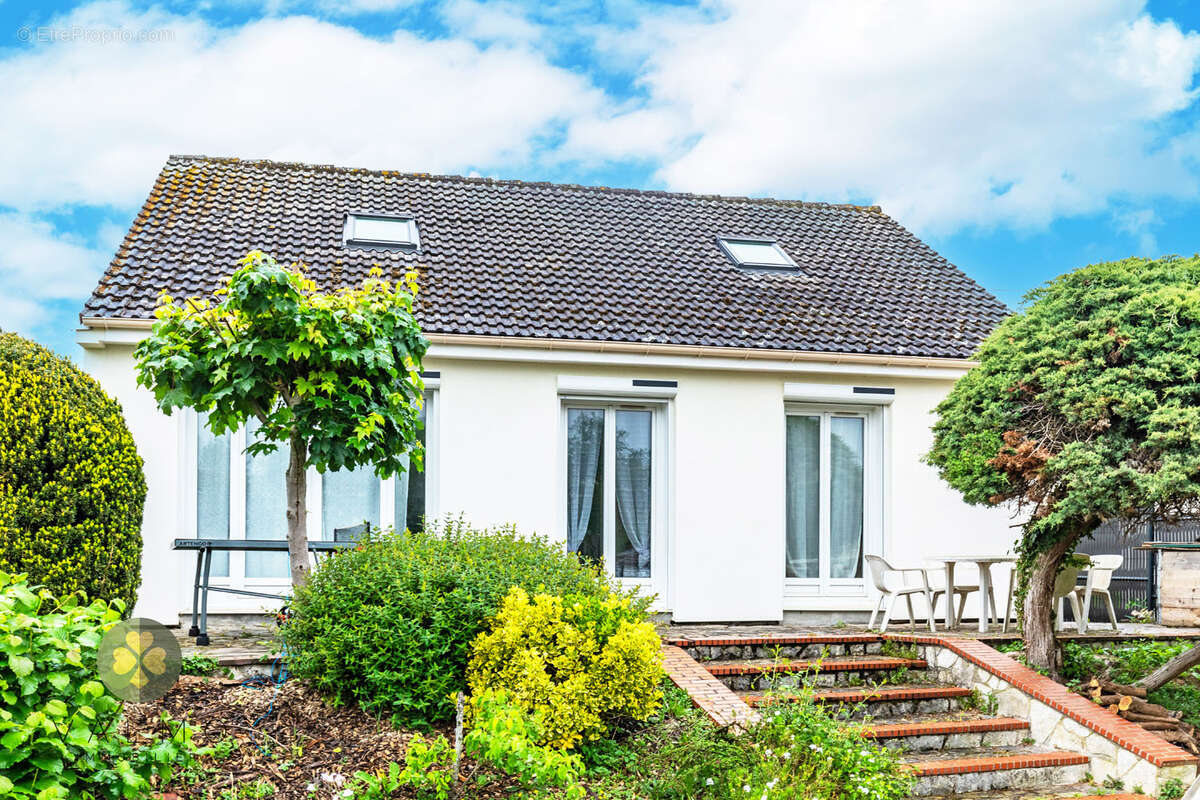 Maison à LA QUEUE-LES-YVELINES