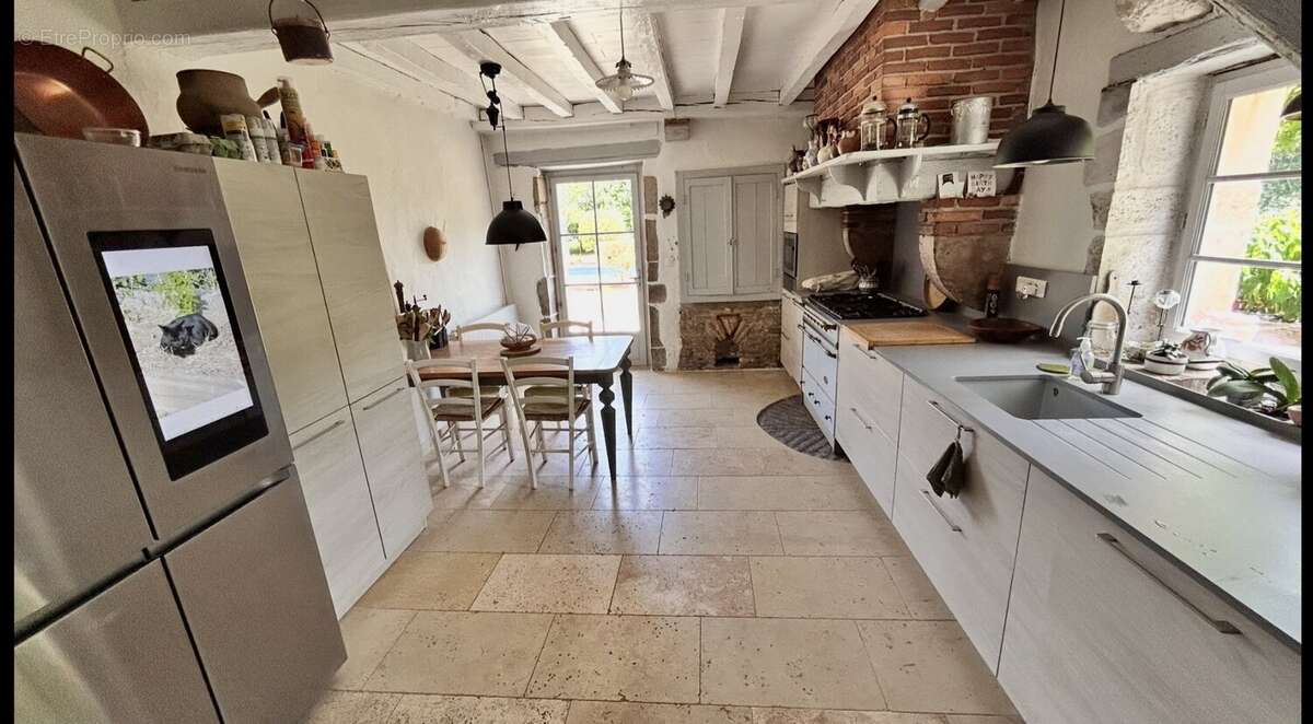Superbe maison de caractere du 18ème de type t7 de 275 m2 + exceptionnelle dependance de 117 m2 comprenant veranda, open space,  - photo 25