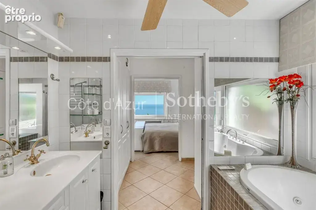 À vendre – Villa de charme avec vue mer et massif de l’Estérel, dans domaine sécurisé au Trayas - photo 14