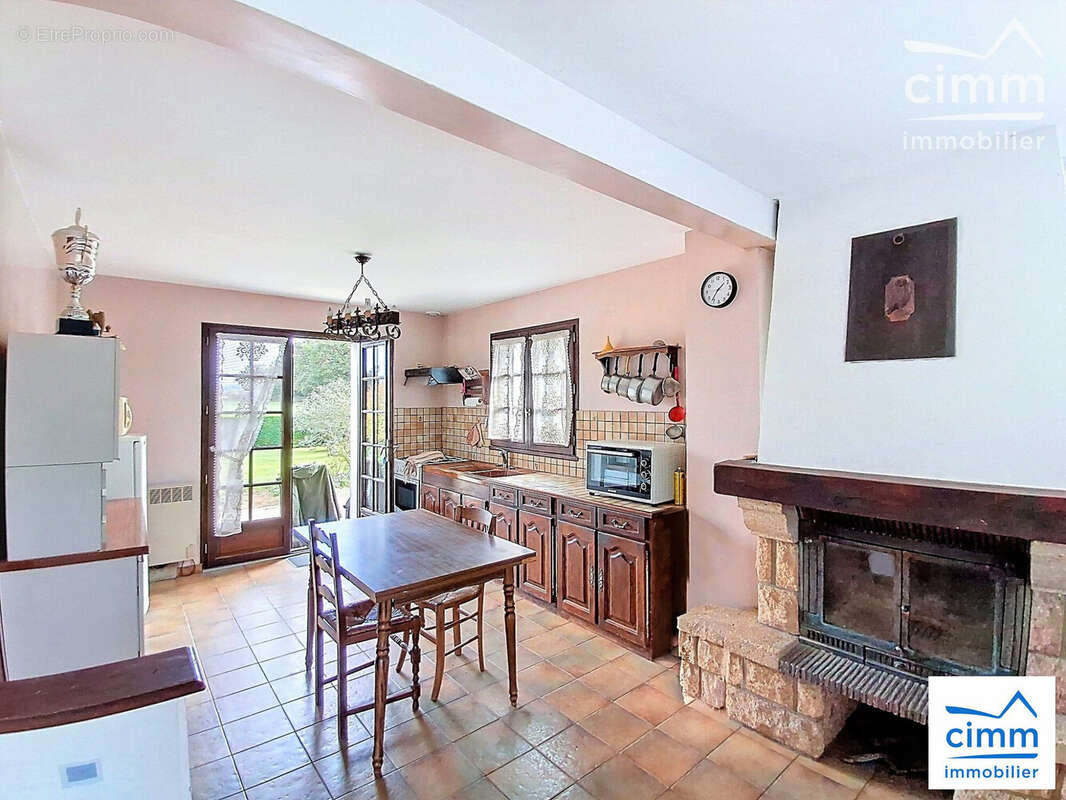 Cuisine  et Séjour 13m² + 24 m² habitable - Maison à PLOUASNE