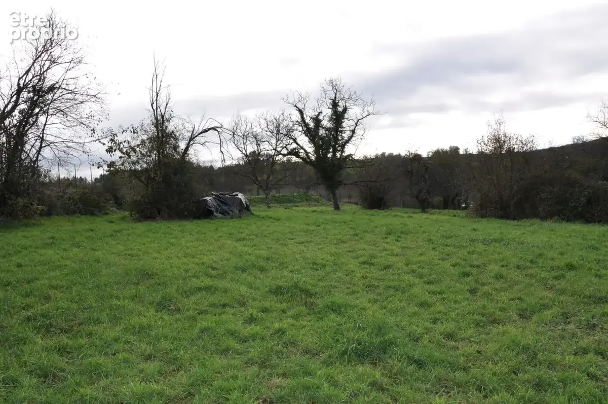 Très beau terrain de 1400 m2, à la sortie du village, avec vues et faible déclivité. - photo 3
